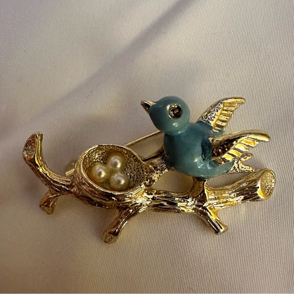 Jewelry - Vintage Gerry’s Brooch Goldtone + Enamel Mother Mama Bird + Eggs Nest 2” x 1.5”